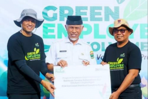 Peringati Hari Lingkungan Hidup, PLN UID Sumbar Gelar Aksi Bersih di Pantai Padang