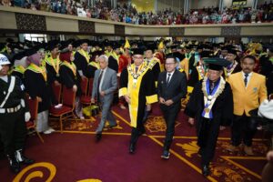 Petik Hikmah Usai Bencana, Bupati Tanah Datar Motivasi Wisudawan UNP: Jangan Pernah Menyerah!