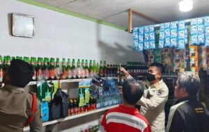 Penjualan Miras Ala Warung Tanpa Izin! Di Depan Jualan Pop Ice, Di Dalam Minuman Beralkohol