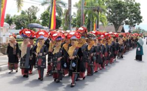 Keseruan Makan Bajamba, Tradisi Warga Pariaman Mensyukuri Tahun Baru Islam