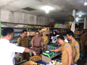 Sidak Pasar, Sekda Martinus Dahlan Pastikan Harga Sembako di Mentawai Stabil