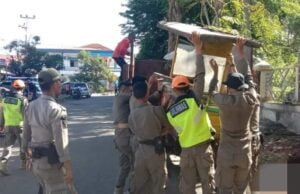 Belasan Bangunan Liar di Padang Pasir Dibongkar Aparat Penegak Perda Padang