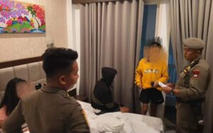 1 Cewek “Vs” 2 Cowok Satu Kamar! Pol PP Padang Grebek 10 Pasangan Non Muhrim di Hotel dan Kosan