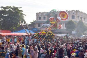 Ribuan Masyarakat Tumpah Ruah Saksikan Prosesi Tabuik “Naik Pangkek” di Pusat Kota Pariaman
