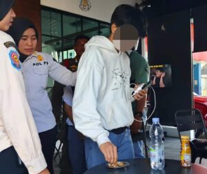 Asyik Hanging Out Sambil Petik Rokok di Cafe, Belasan Pelajar Dicokok Satpol PP Padang