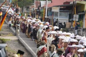 Nagari Topi Selo Bolek Godang, Jalanan Dipenuhi Arakan 1.000 Lopek Kucuik Sonok oleh Bundo Kanduang