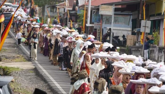 Nagari Topi Selo Bolek Godang, Jalanan Dipenuhi Arakan 1.000 Lopek Kucuik Sonok oleh Bundo Kanduang