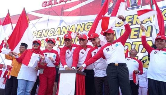 Bagikan 15.355 Bendera Gratis, Pemko Padang Imbau Warga Kota Naikan Merah-Putih Selama Agustus