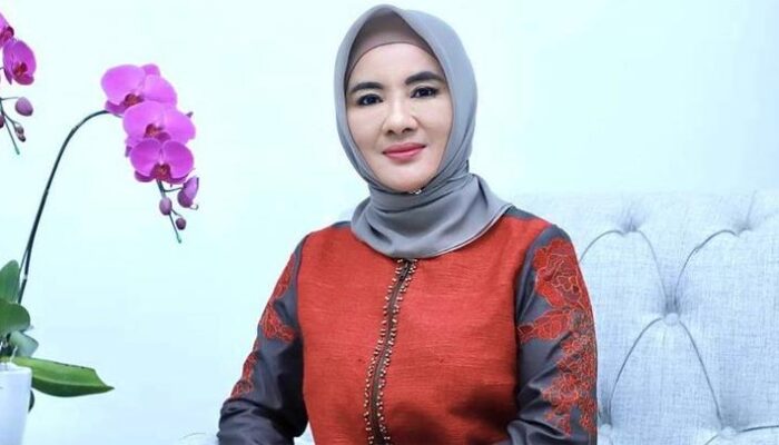 Nicke Widyawati Dinobatkan Sebagai Pemimpin Bisnis Perempuan Terkemuka Indonesia 