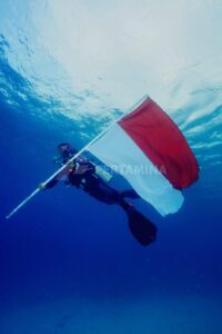 Meriahkan HUT ke-79 Kemerdekaan RI, Pertamina Gelar Pengibaran Bendera Bawah Laut hingga Pemberian Beasiswa