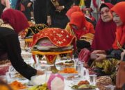 Kental Budaya Minang, Wisatawan Diundang Makan Bersama di Festival Makan Bajamba HJK 355 Padang