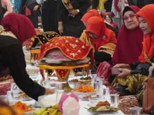 Kental Budaya Minang, Wisatawan Diundang Makan Bersama di Festival Makan Bajamba HJK 355 Padang