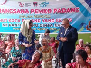 Peringati HJK Padang Ke-355, Pj Walikota Berbagi Kebahagiaan dengan Para Lansia di Panti Cinta Kasih