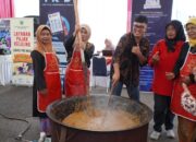 Demo Masak Rendang Jamur Meriahkan Festival Merah Putih di Padang Panjang