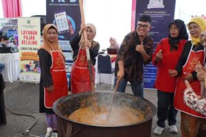 Demo Masak Rendang Jamur Meriahkan Festival Merah Putih di Padang Panjang