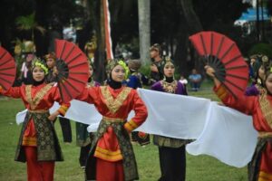 Keren! Parade Senja Hibur Warga Kota Padang saat Upacara Penurunan Bendera 17 Agustus