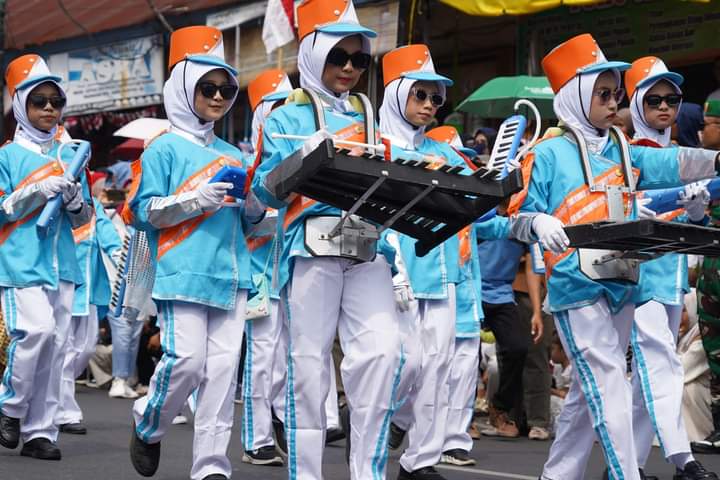Sempat Diguyur Hujan, Pawai Alegoris HUT Kemerdekaan RI di Tanah Datar Meriah