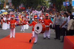 Luar Biasa! 30 Marching Band Meriahkan Pawai Alegoris HUT Kemerdekaan RI di Padang Panjang