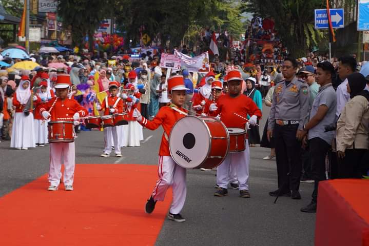 Luar Biasa! 30 Marching Band Meriahkan Pawai Alegoris HUT Kemerdekaan RI di Padang Panjang