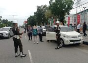 Parkir Seenaknya, Sejumlah Mobil Digembosi dan Didenda Barcode di Jalan Protokol Kota Padang