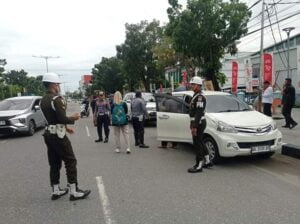 Parkir Seenaknya, Sejumlah Mobil Digembosi dan Didenda Barcode di Jalan Protokol Kota Padang