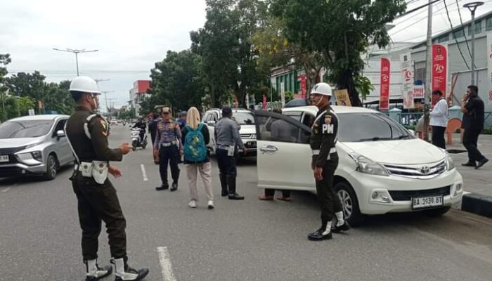 Parkir Seenaknya, Sejumlah Mobil Digembosi dan Didenda Barcode di Jalan Protokol Kota Padang
