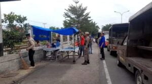 Satpol PP Padang Bongkar Lapak PKL di Sepanjang Jalan Hamka Tabing