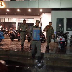 Satpol PP Padang Temukan Minuman Beralkohol Tinggi di Cafe Jalan Proklamasi