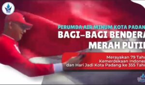 Dukung “Merah-Putihkan” Kota Padang, Perumda AM Turut Bagikan Ratusan Bendera ke Masyarakat