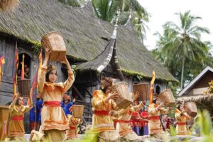 Pesona Festival Seribu Dulang Gulai Baluik Pucuak Palangeh di Depan Rumah Gadang Kampai Nan Panjang