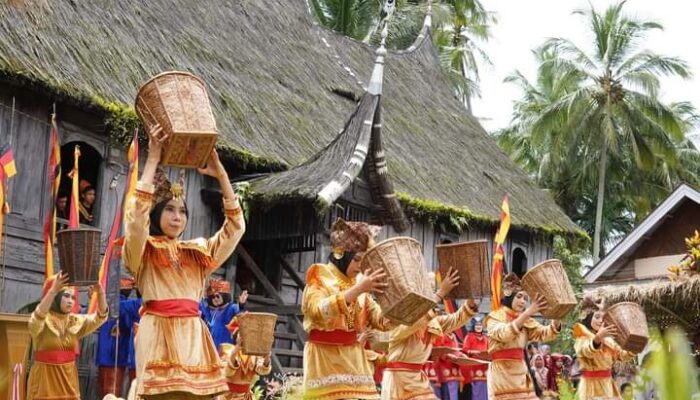 Pesona Festival Seribu Dulang Gulai Baluik Pucuak Palangeh di Depan Rumah Gadang Kampai Nan Panjang