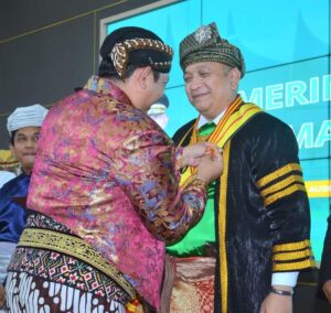 Pj Walikota Padang Terima Anugerah Gelar Kepangeranan Jawa dari KGPAA Mangku Alam II