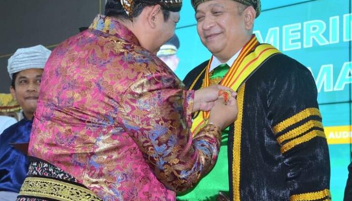 Pj Walikota Padang Terima Anugerah Gelar Kepangeranan Jawa dari KGPAA Mangku Alam II