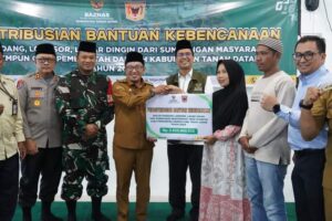 Pemkab Tanah Datar Bagikan Sumbangan Bencana Galodo Rp2,6 Miliar Kepada Warga yang Jadi Korban