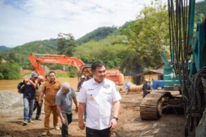 Cek Progres Pembangunan Jembatan Siguntur, Bupati Sutan Riska “Deadline” Kontraktor Selesai Sesuai Jadwal