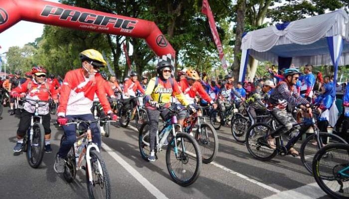 Ribuan Pesepeda dari Sumbar, Riau dan Jambi Ikuti Gowes Bareng Luhak Nan Tuo III 2024