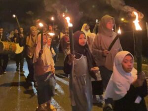 Gelar Pawai Obor, Peringati Maulid Nabi di Bukit Surungan Padang Panjang Semarak
