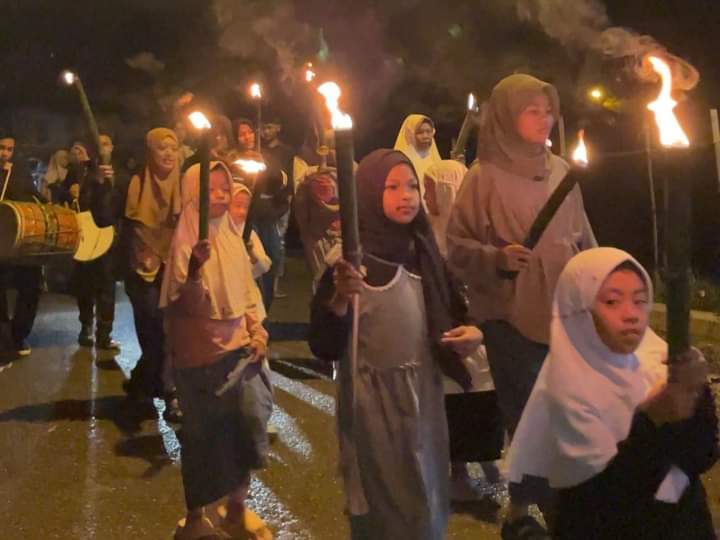 Gelar Pawai Obor, Peringati Maulid Nabi di Bukit Surungan Padang Panjang Semarak