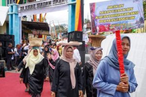 Rang Tanjuang Barulak Baralek Gadang! Lukah, Sangkak dan Belanga Raksasa Diarak Keliling Nagari