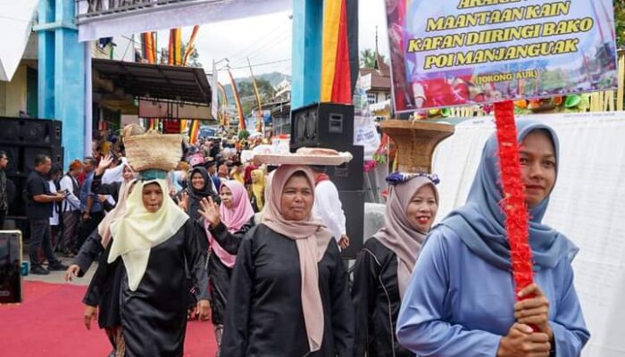Rang Tanjuang Barulak Baralek Gadang! Lukah, Sangkak dan Belanga Raksasa Diarak Keliling Nagari