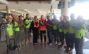 Mendarat di BIM, Anggota Satpol PP Padang Peraih Medali Emas PON Sumut-Aceh Disambut Kalungan Bunga