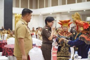 Terima Kunjungan Kajati Sumbar, Bupati Sutan Riska: Pemda Butuh Penyuluhan Hukum Agar Terhindar dari Kesalahan