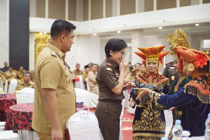 Terima Kunjungan Kajati Sumbar, Bupati Sutan Riska: Pemda Butuh Penyuluhan Hukum Agar Terhindar dari Kesalahan
