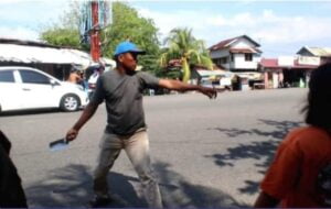 Penertiban PKL Pantai Padang Ricuh! Personil Satpol PP Dihadang Sajam dan Dilempar Batu