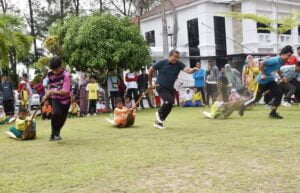 Tak Ada di HP, Permainan Tradisional Buat Peringatan Harganas “Super Meriah” di Pariaman