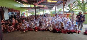 SDIT Permata Padang Galang Donasi Palestina Bersama “Si Boneka Lucu” Kak Dila dan Dino