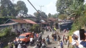 Truk Berat Hantam Sejumlah Minibus dan Sepeda Motor di Pendakian Panyalaian, 16 Korban Dilarikan ke Rumah Sakit