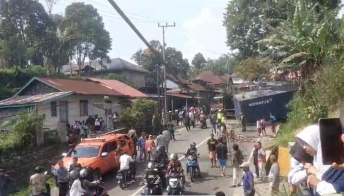 Truk Berat Hantam Sejumlah Minibus dan Sepeda Motor di Pendakian Panyalaian, 16 Korban Dilarikan ke Rumah Sakit