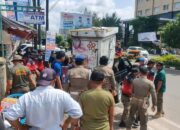 Satpol PP Padang Bersihkan Belasan PKL di Jalan Prof. Hamka Depan Basko Grand Mall