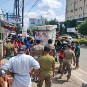 Satpol PP Padang Bersihkan Belasan PKL di Jalan Prof. Hamka Depan Basko Grand Mall